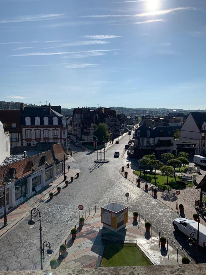 Duplex Au Coeur De Deauville Avec Vue Imprenable Et Parking Prive Экстерьер фото